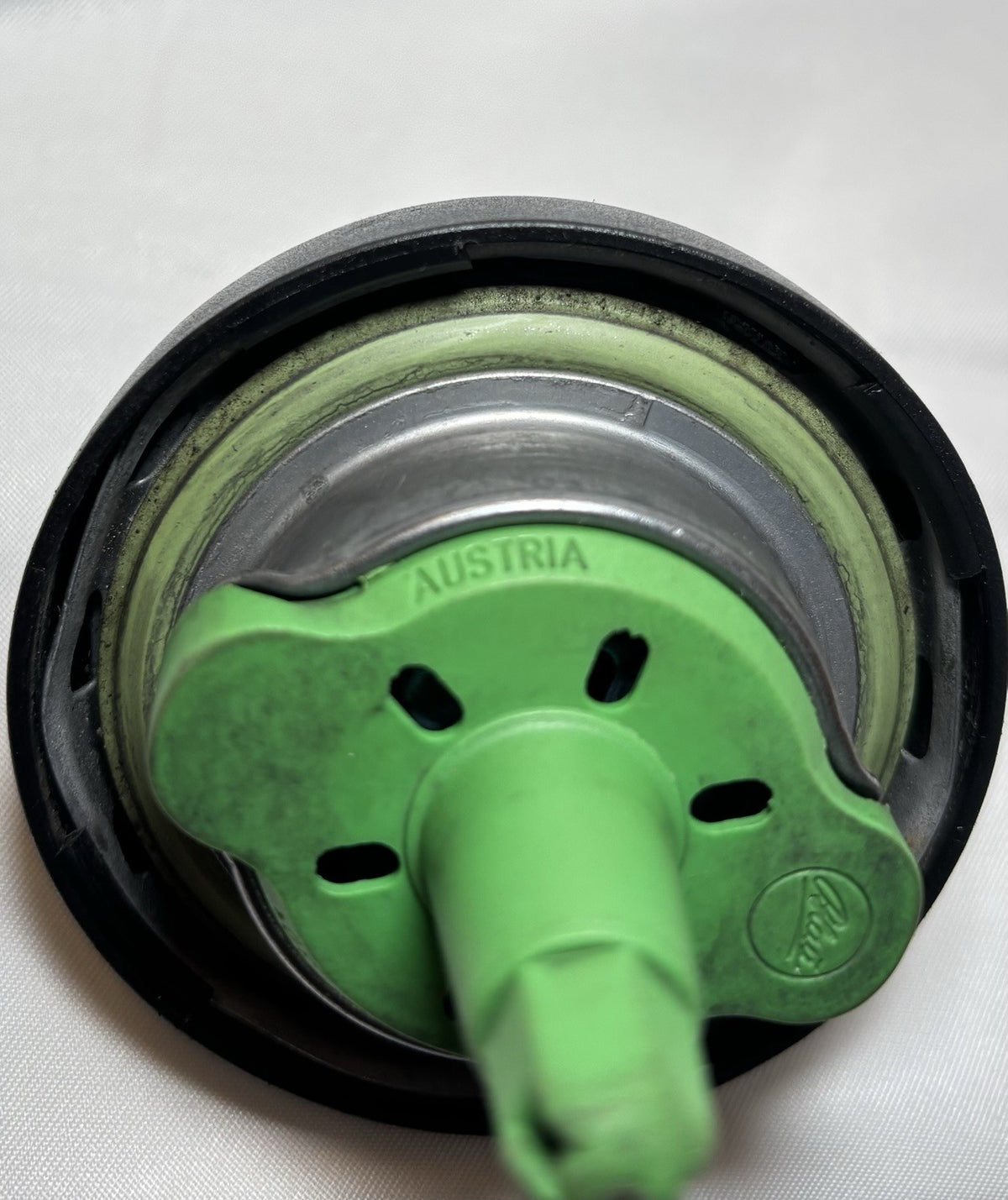 3 5 7 Series Gas Fuel Filler Cap PA66-GF30 for 2000-2010 BMW X5 — photo 3