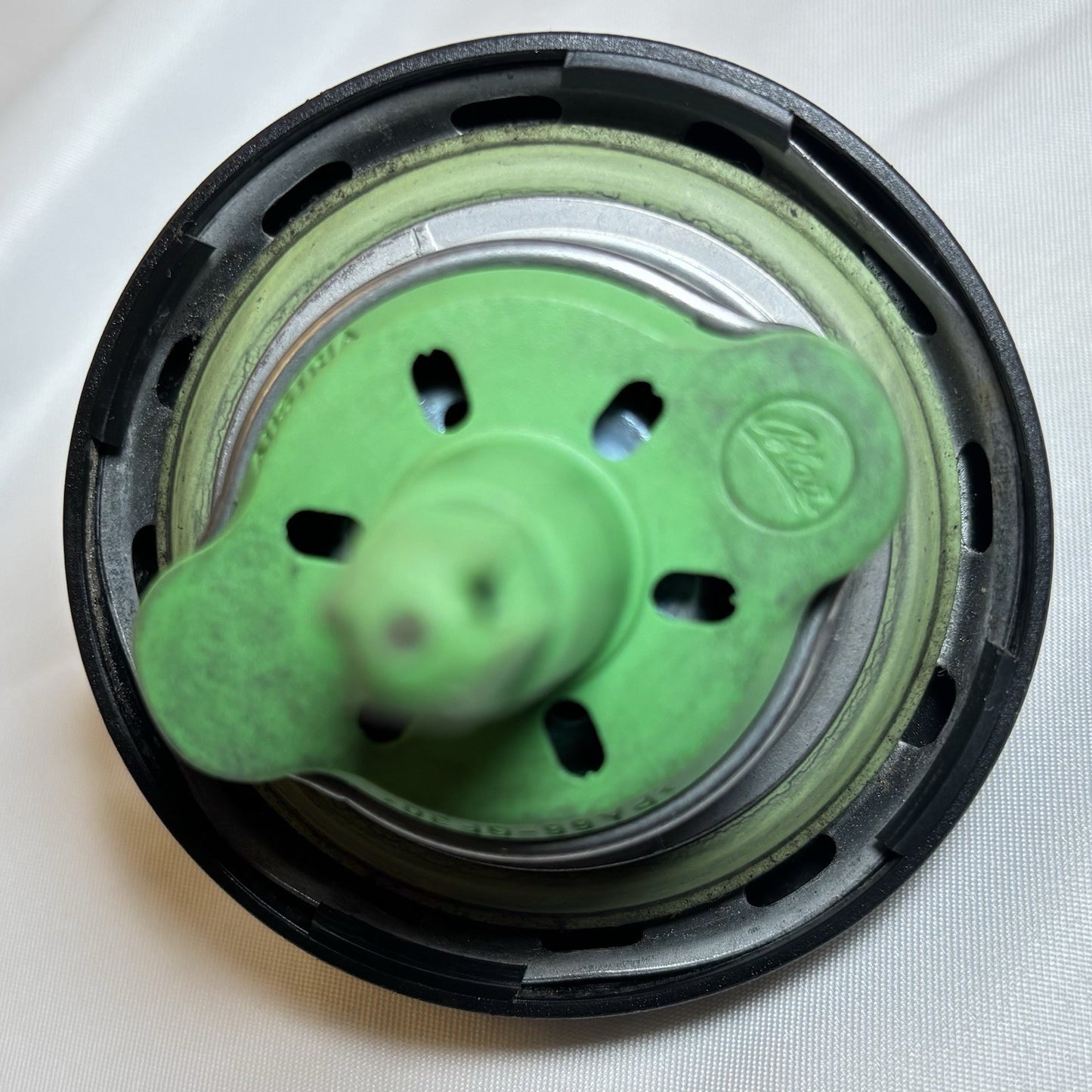 BMW Gas Fuel Filler Cap PA66-GF30 OEM Used 2000-2010 3 5 7 Series X5 HubesHub